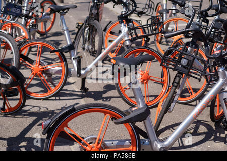 Berlin, Deutschland - 16. Juli 2018: Fahrräder der Chinesischen Fahrradverleih operator Mobike sind in einer Reihe aufgestellt und am 16. Juli kostenlos geparkt, 2018 in Berl Stockfoto