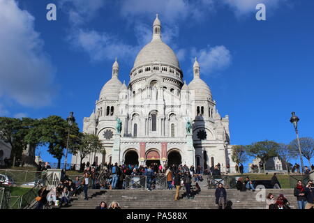 Viele Touristen kommen dieser wunderschönen Basilika Sacre Coeur zu sehen und zu fotografieren, in Ruhe und genießen Sie die faszinierende Aussicht auf Paris. Stockfoto