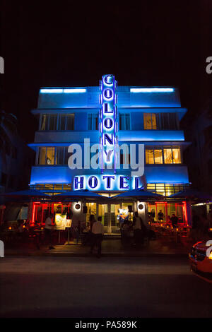 Nacht street scene von Ocean Drive, Miami, mit Neonlicht Stockfoto