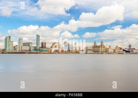 Liverpool skyline Blick über den Fluss Mersey, zeigt die 3 Grazien Stockfoto