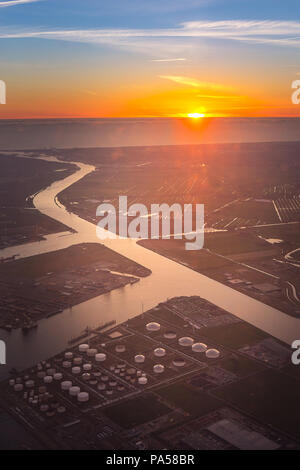 Luftaufnahme von Öl und Gas Tank Farm in der Petrochemie und im Petroleum industriellen in der Nähe von Fluss und Meer, Ozean verbinden, für den Transport bei Sonnenuntergang Stockfoto