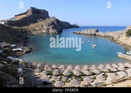 St. Paul's Bay in der Nähe von Lindos, Süden von Rhodos. Viele Touristen diese natürliche Schönheit zu genießen. Stockfoto