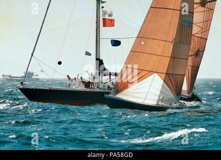 AJAXNETPHOTO - 4. FEBRUAR 1987 - FREMANTLE, WESTERN AUSTRALIA - AMERICA'S CUP - Dennis Conner lenkt Stars & Stripes ÜBER DIE ZIELLINIE DES VIERTEN RENNEN IN DER AMERICA'S CUP MATCH AUS GAGE STRASSEN, Mittwoch. Er besiegte den Australier DEFENDER KOOKABURRA III VON 1' 59'. Foto: AJAX NEWS & FEATURE SERVICE REF: AMCUP86 81403 3 4 Stockfoto