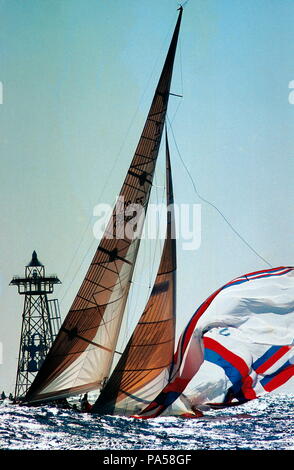 AJAXNETPHOTO - 1 Feb 1987 - FREMANTLE, WESTERN AUSTRALIA - AMERICA'S CUP - Finale - Stars & Stripes RUNDUNG AMERICA'S CUP BOJE AUF GAGE STRASSEN. Foto: AJAXNETPHOTO.COM REF: AMCUP86 81403 6 2 Stockfoto