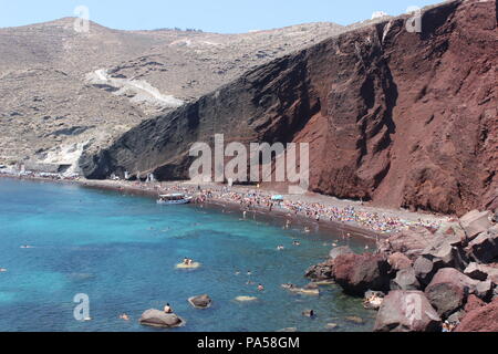Eine Menge Leute genießen Unter faszinierender Schönheit des Roten Strand mit Schwimmen und Sonnenbaden. Stockfoto
