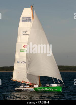 AJAXNETPHOTO. - 29. AUGUST 2009. PORTSMOUTH, England. - Jüngster WELTUMSEGLER - MIKE PERHAM, die 17-jährige britische Segler aus POTTERS BAR, KOMMT IN DEN SOLENT IN SEINEM 50 FUSS YACHT TOTALLYMONEY.COM NACH EINES DER WELTWEIT JÜNGSTE WELTUMSEGLER. MIKE HAT SEINE 30.000 Kilometer Reise, ÜBERSCHREITEN DER ZIELLINIE ZWISCHEN DEN LIZARD UND OUESSANT, IM ALTER VON 17 JAHREN und 164 Tagen, am 27. August. Foto: Jonathan Eastland/AJAX REF: D 192908 2851 Stockfoto