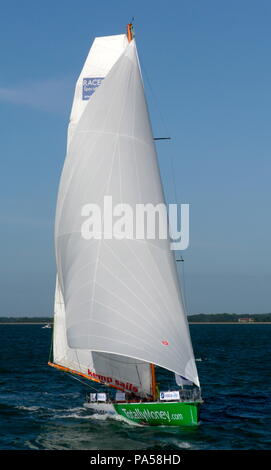 AJAXNETPHOTO. - 29. AUGUST 2009. PORTSMOUTH, England. - Jüngster WELTUMSEGLER - MIKE PERHAM, die 17-jährige britische Segler aus POTTERS BAR, KOMMT IN DEN SOLENT IN SEINEM 50 FUSS YACHT TOTALLYMONEY.COM NACH EINES DER WELTWEIT JÜNGSTE WELTUMSEGLER. MIKE HAT SEINE 30.000 Kilometer Reise, ÜBERSCHREITEN DER ZIELLINIE ZWISCHEN DEN LIZARD UND OUESSANT, IM ALTER VON 17 JAHREN und 164 Tagen, am 27. August. Foto: Jonathan Eastland/AJAX REF: GH 92908 38 Stockfoto