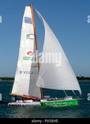 AJAXNETPHOTO. - 29. AUGUST 2009. PORTSMOUTH, England. - Jüngster WELTUMSEGLER - MIKE PERHAM, die 17-jährige britische Segler aus POTTERS BAR, KOMMT IN DEN SOLENT IN SEINEM 50 FUSS YACHT TOTALLYMONEY.COM NACH EINES DER WELTWEIT JÜNGSTE WELTUMSEGLER. MIKE HAT SEINE 30.000 Kilometer Reise, ÜBERSCHREITEN DER ZIELLINIE ZWISCHEN DEN LIZARD UND OUESSANT, IM ALTER VON 17 JAHREN und 164 Tagen, am 27. August. Foto: Jonathan Eastland/AJAX REF: GH 92908 46 Stockfoto