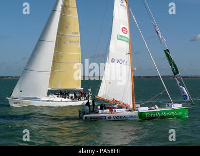 AJAXNETPHOTO. - 29. AUGUST 2009. PORTSMOUTH, England. - Jüngster WELTUMSEGLER - MIKE PERHAM, die 17-jährige britische Segler aus POTTERS BAR, KOMMT IN DEN SOLENT IN SEINEM 50 FUSS YACHT TOTALLYMONEY.COM NACH EINES DER WELTWEIT JÜNGSTE WELTUMSEGLER. MIKE HAT SEINE 30.000 Kilometer Reise, ÜBERSCHREITEN DER ZIELLINIE ZWISCHEN DEN LIZARD UND OUESSANT, IM ALTER VON 17 JAHREN und 164 Tagen, am 27. August. Foto: Jonathan Eastland/AJAX REF: GH 92908 62 Stockfoto