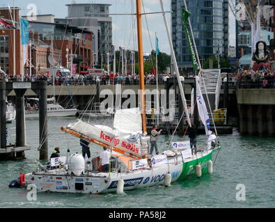 AJAXNETPHOTO. 29. AUGUST 2009. PORTSMOUTH, England. - Jüngster WELTUMSEGLER - MIKE PERHAM, die 17-jährige britische Segler aus POTTERS BAR, kommt an GUNWHARF KAI IN SEINEM 50 FUSS YACHT TOTALLYMONEY.COM NACH EINES DER WELTWEIT JÜNGSTE WELTUMSEGLER. MIKE HAT SEINE 30.000 Kilometer Reise, ÜBERSCHREITEN DER ZIELLINIE ZWISCHEN DEN LIZARD UND OUESSANT, IM ALTER VON 17 JAHREN und 164 Tagen, am 27. August. Foto: Jonathan Eastland/AJAX REF: GH 92908 94 Stockfoto