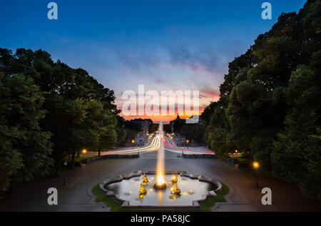 Brunnen am Friedensengel, wo ist das Wahrzeichen mit leichten Spuren von Auto Transport auf der Avenue für Sonnenuntergang in München, Deutschland, Europa Stockfoto