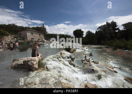Öffentliche thermische Wasserfall und Pools öffnen Stockfoto