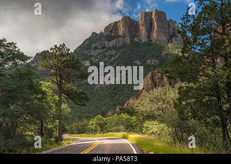 Big Bend Park Road an der Chisos Berge im Big Bend National Park Stockfoto