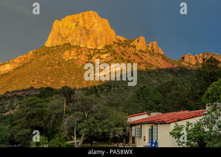 Sonnenuntergang über Casa Grande Berg in der Chisos Mountain Becken im Big Bend National Park Stockfoto