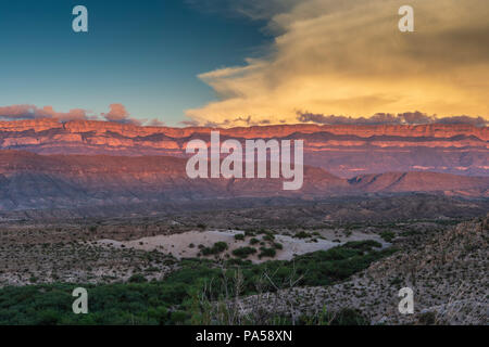 Sonnenuntergang an der Sierra del Carmen in Mexiko gesehen von Texas Seite des Rio Grande Stockfoto