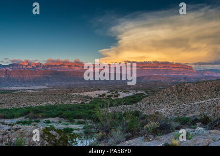 Sonnenuntergang an der Sierra del Carmen in Mexiko gesehen von Texas Seite des Rio Grande Stockfoto