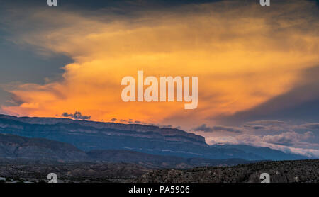 Sonnenuntergang an der Sierra del Carmen in Mexiko gesehen von Texas Seite des Rio Grande Stockfoto