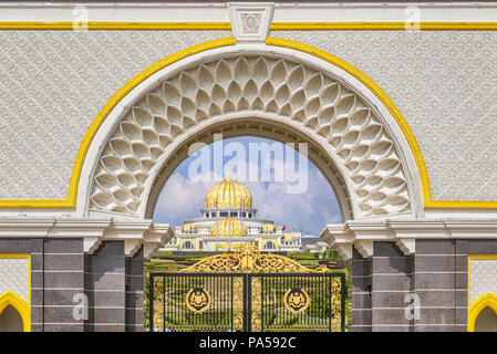 Königliche Siegel auf das Tor der neuen Istana Negara, Residenz des Obersten Herrscher von Malaysia in Kuala Lumpur, Malaysia Stockfoto