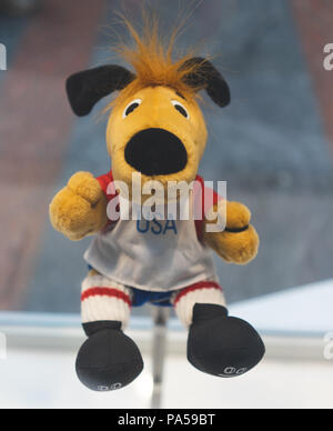 Juli 7, 2018, Moskau, Russland Offizielles Maskottchen der FIFA Fußball-Weltmeisterschaft 1994 in den USA einen Hund Stürmer. Stockfoto