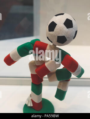 Juli 7, 2018, Moskau, Russland Offizielles Maskottchen der FIFA Fußball-Weltmeisterschaft 1990 in Italien ein Strichmännchen Spieler mit einem Fußball Ciao. Stockfoto