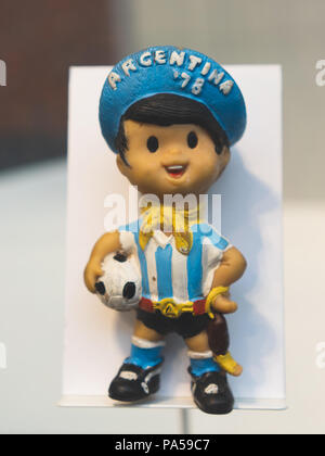Juli 7, 2018, Moskau, Russland Offizielles Maskottchen der FIFA Fußball-Weltmeisterschaft 1978 in Argentinien ein junger Mann, der Argentinien kit Gauchito. Stockfoto