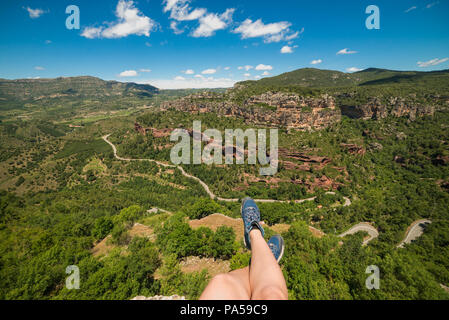 First Person Perspektive Schuß von einem Wanderer Frau am Rand einer Klippe in Katalonien, Spanien. Extreme Sport Wandern und Reisen. Stockfoto