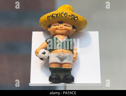 Juli 7, 2018, Moskau, Russland Offizielles Maskottchen der FIFA Fußball-Weltmeisterschaft 1970 in Mexiko ein junger Mann, Mexico's Kit und einem sombrero Juanito. Stockfoto