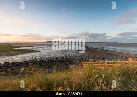 Blick über die Swale Mündung von Kent's Wildlife Trust Oare Sümpfe Nature Reserve in der Nähe von Faversham, Kent, Großbritannien. Stockfoto