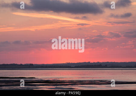 Rosa Sonnenuntergang von Seasalter Strand genommen, Whitstable, Kent, Großbritannien mit Blick über die Swale Mündung auf der Insel Sheppey. Stockfoto