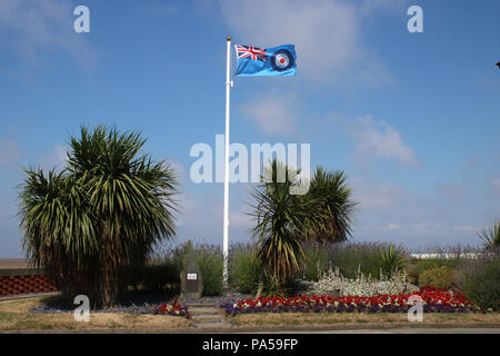 70. Jahrestag der Schlacht von Großbritannien Gedenkstein und RAF-Fahne in einem Garten auf Knott End-on-Sea Promenade, Knott Ende, Lancashire, England. Stockfoto