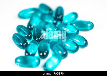 Blau Klar runde Kapseln auf eine Apotheke Tabelle. Stockfoto