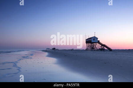 Stelzenhaus am Strand von St. Peter-Ording bei Sonnenaufgang Stockfoto