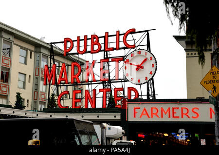 Public Market Center sign an Pike's Markt in der Innenstadt von Seattle, Washington, United States. Stockfoto
