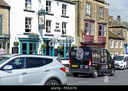 Theakston Brewery Lieferwagen, vorbei an der Bay Horse Pub, Masham, North Yorkshire, England, Großbritannien Stockfoto