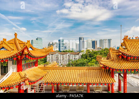 Kuala Lumpur, Malaysia - 14.12.2017: Dächer bei Thean Hou buddhistischer Tempel und Kuala Lumpur modernen Gebäuden, die das Stadtbild im Hintergrund. Stockfoto