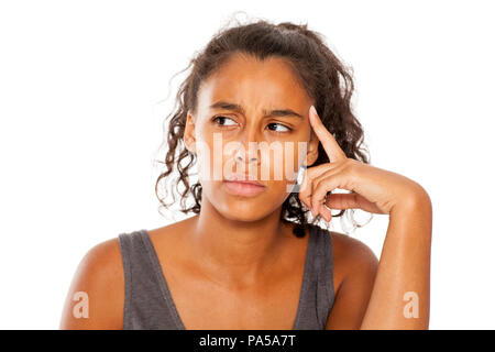 Nachdenklich und besorgt, dunkelhäutige Mädchen auf weißem Hintergrund Stockfoto