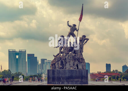 Kuala Lumpur, Malaysia - Dec 14, 2017: Touristen, National Monument, Skulptur zum Gedenken an diejenigen, die in Malaysia starb Kampf für freedo Stockfoto