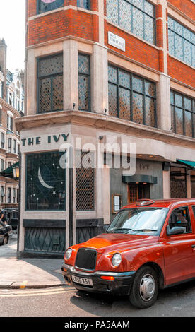 Die Ivy Restaurant, West Street, London, Großbritannien. Zuerst von Abel Giandellini 1917 als Cafe geöffnet. Ist jetzt ein sehr beliebter Treffpunkt für Berühmtheiten zu d Stockfoto