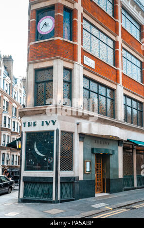 Die Ivy Restaurant, West Street, London, Großbritannien. Zuerst von Abel Giandellini 1917 als Cafe geöffnet. Ist jetzt ein sehr beliebter Treffpunkt für Berühmtheiten zu d Stockfoto