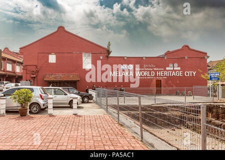 Malacca, Melaka, Malaysia - Dec 15, 2017: auf der Seite der Wand der typischen roten Gebäude im Kolonialstil im Zentrum von Melaka. Die Stadt ist Weltkulturerbe der Unesco Ihr Stockfoto