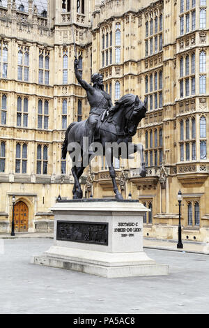 Richard Coeur de Lion ist ein Reiterstandbild des 12. Jahrhunderts englischen Monarchen Richard I, auch als Richard Löwenherz, der ab 118 regierte bekannt Stockfoto