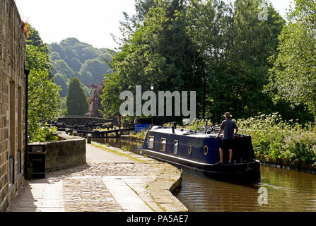 Mann Lenkung 15-04 in Richtung Schloss, Rochdale Canal, Hebden Bridge, Calderdale, West Yorkshire, England, Großbritannien Stockfoto