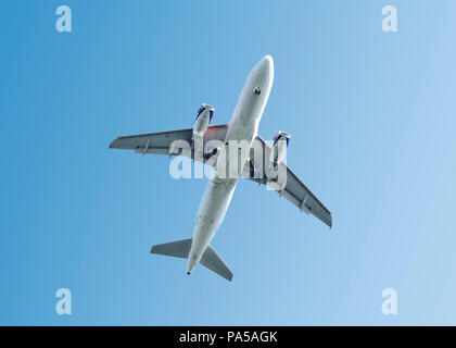 Flugzeug, niedrigen Winkel, Großbritannien Stockfoto