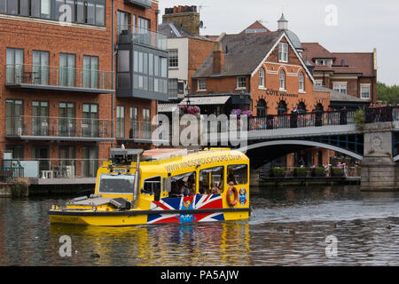 Windsor, Großbritannien. 20th. Juli 2018. Ein Amphibienfahrzeug von Windsor Duck Tours steuert die Themse in der Nähe der Windsor-Brücke. Stockfoto