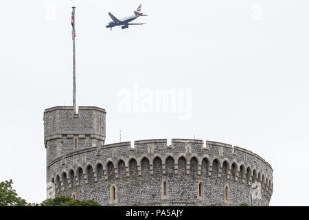 Windsor, Großbritannien. 20. Juli 2018. Ein Flugzeug fliegt über Schloss Windsor auf die letzte Annäherung zum Flughafen Heathrow. Stockfoto