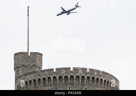 Windsor, Großbritannien. 20. Juli 2018. Ein Flugzeug fliegt über Schloss Windsor auf die letzte Annäherung zum Flughafen Heathrow. Stockfoto