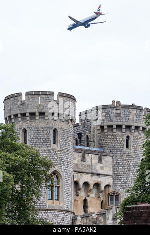 Windsor, Großbritannien. 20. Juli 2018. Ein Flugzeug fliegt über Schloss Windsor auf die letzte Annäherung zum Flughafen Heathrow. Stockfoto