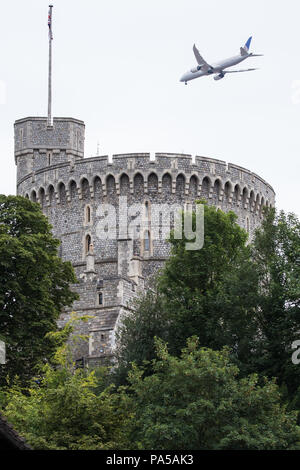 Windsor, Großbritannien. 20. Juli 2018. Ein Flugzeug fliegt über Schloss Windsor auf die letzte Annäherung zum Flughafen Heathrow. Stockfoto