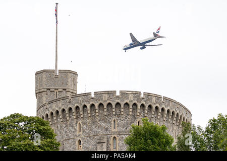 Windsor, Großbritannien. 20. Juli 2018. Ein Flugzeug fliegt über Schloss Windsor auf die letzte Annäherung zum Flughafen Heathrow. Stockfoto