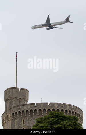 Windsor, Großbritannien. 20. Juli 2018. Ein Flugzeug fliegt über Schloss Windsor auf die letzte Annäherung zum Flughafen Heathrow. Stockfoto